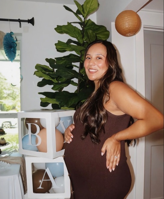Maternity baby-shower portrait